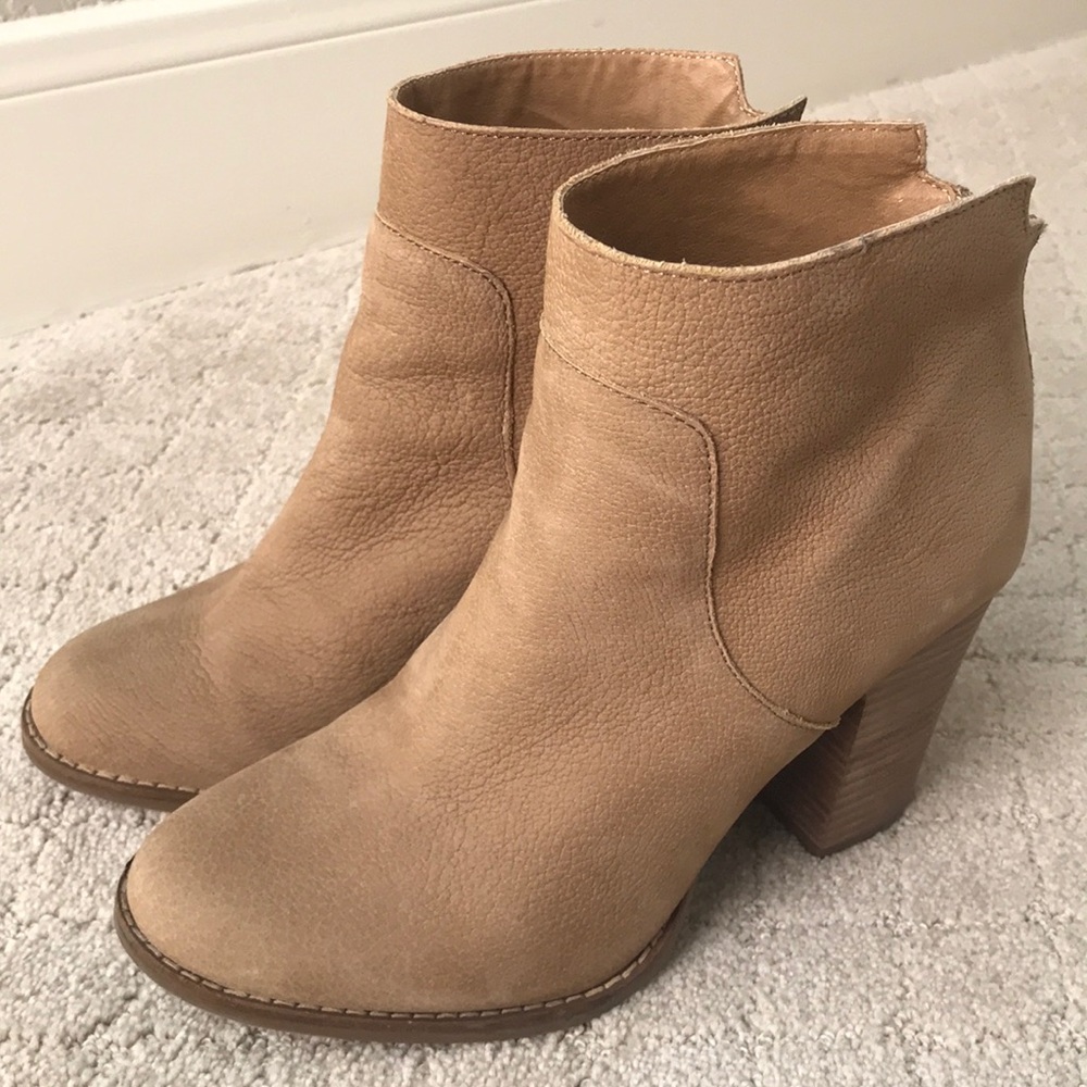 EUC Lucky Brand camel leather ankle boots